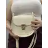 Klasik kapaklı bej cilt çanta