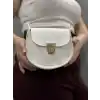 Klasik kapaklı beyaz cilt çanta