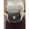 Klasik kapaklı siyah cilt çanta
