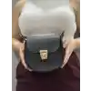 Klasik kapaklı siyah cilt çanta