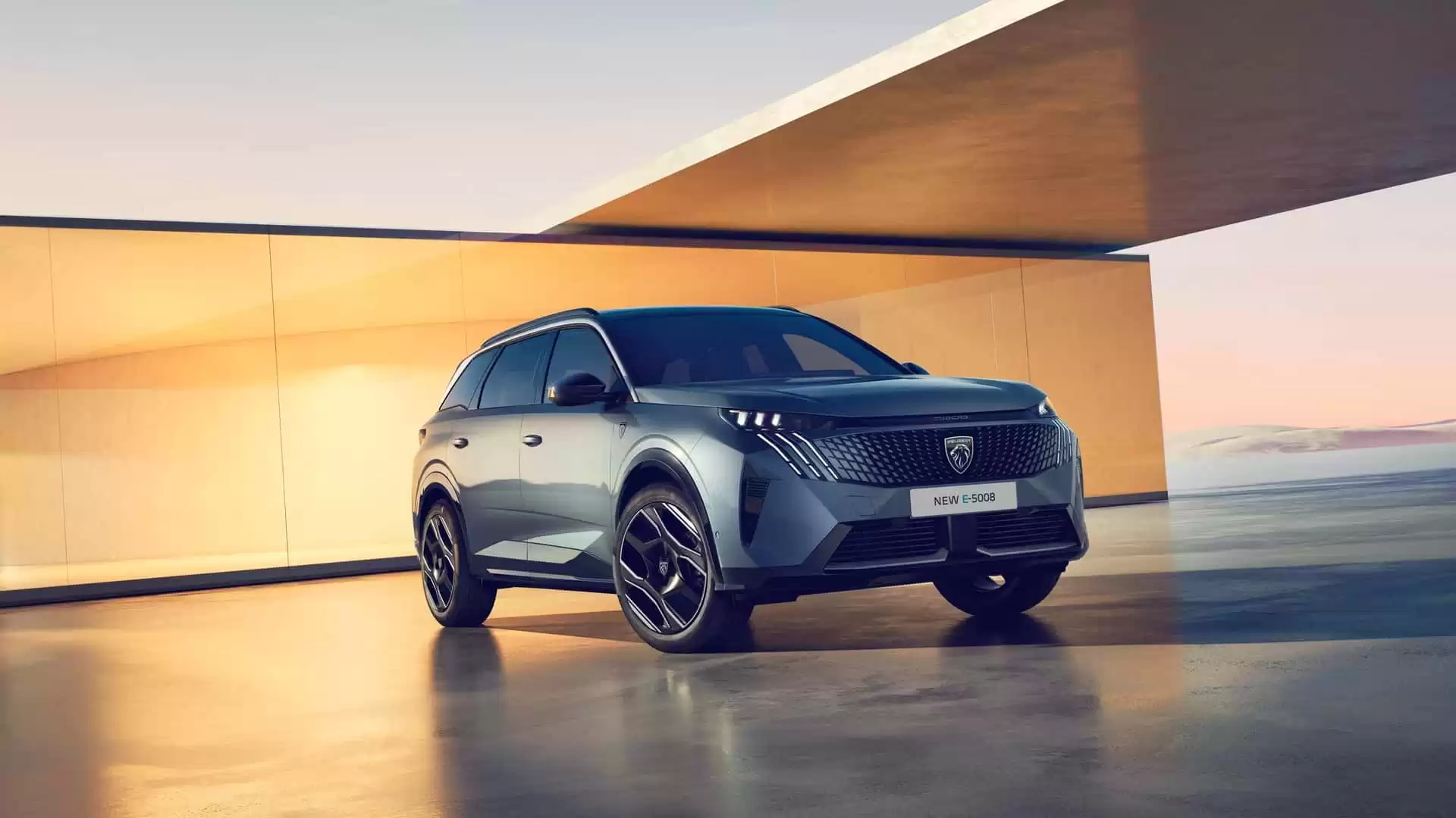 Peugeotun yeni E-5008 SUVsi, 2024 Altın Direksiyonda en iyi aile aracı ödülünü aldı.