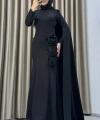 Zarif Drapeli Çiçek Detaylı Tesettür Abiye – Kuyruklu Modern Özel Gün Elbisesi