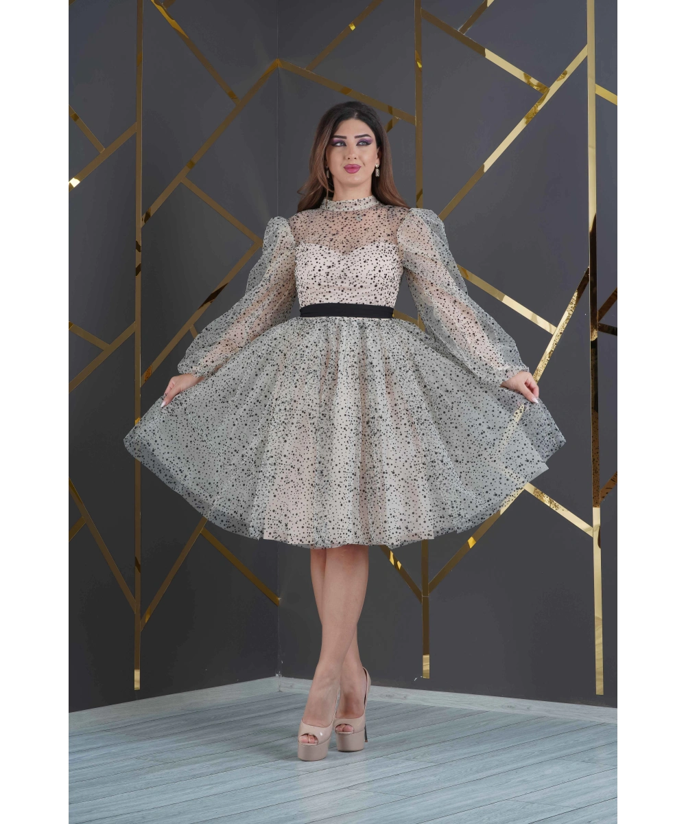 Esnek Tül Üzerine Siyah Kar Yağdı Desenli Dekoltesi Kolları Transparan Kemerli Kısa Abiye