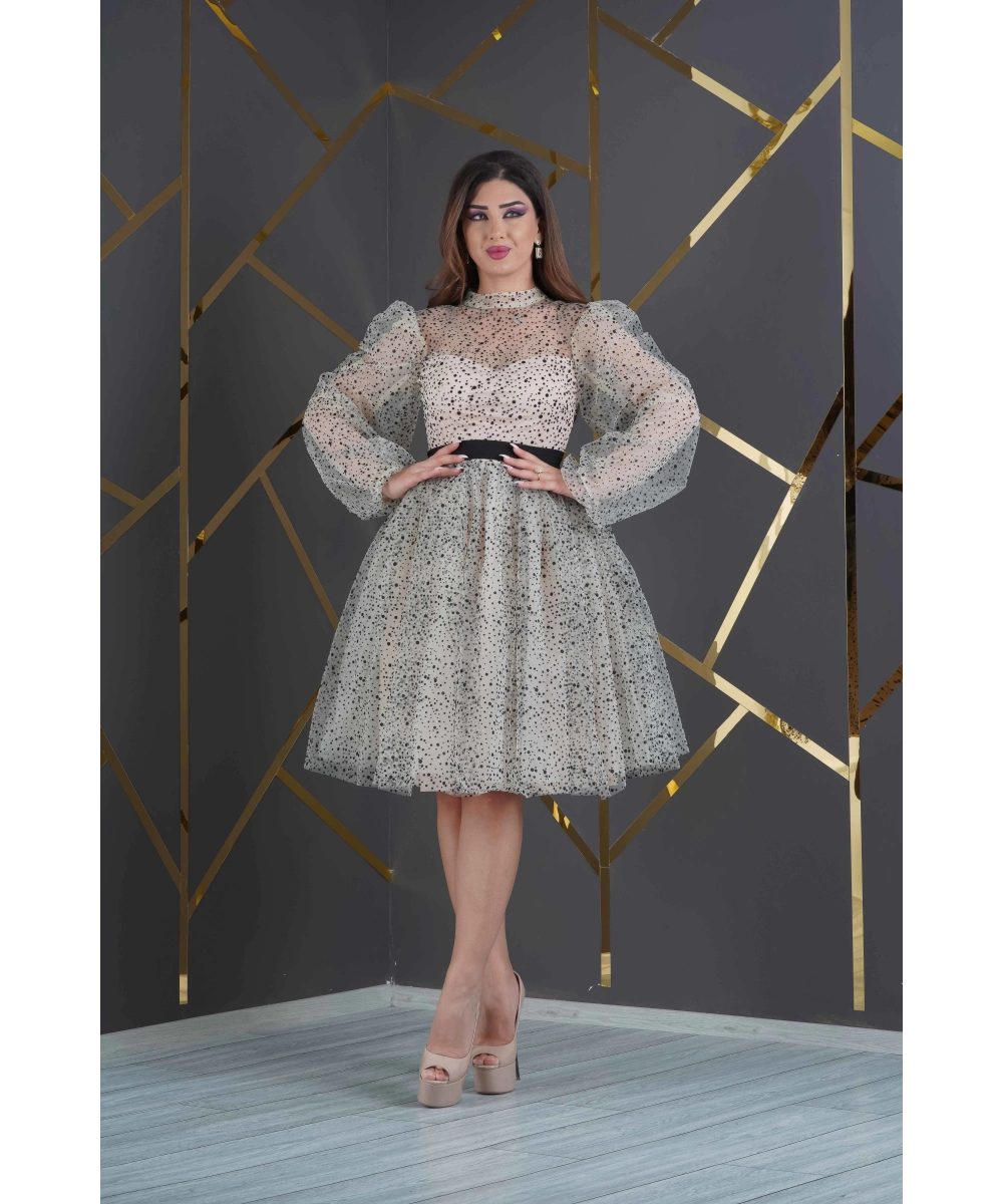 Esnek Tül Üzerine Siyah Kar Yağdı Desenli Dekoltesi Kolları Transparan Kemerli Kısa Abiye