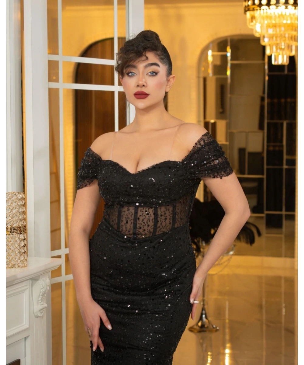 Omzu Açık Dantel Detaylı Işıltılı Uzun Abiye Elbise