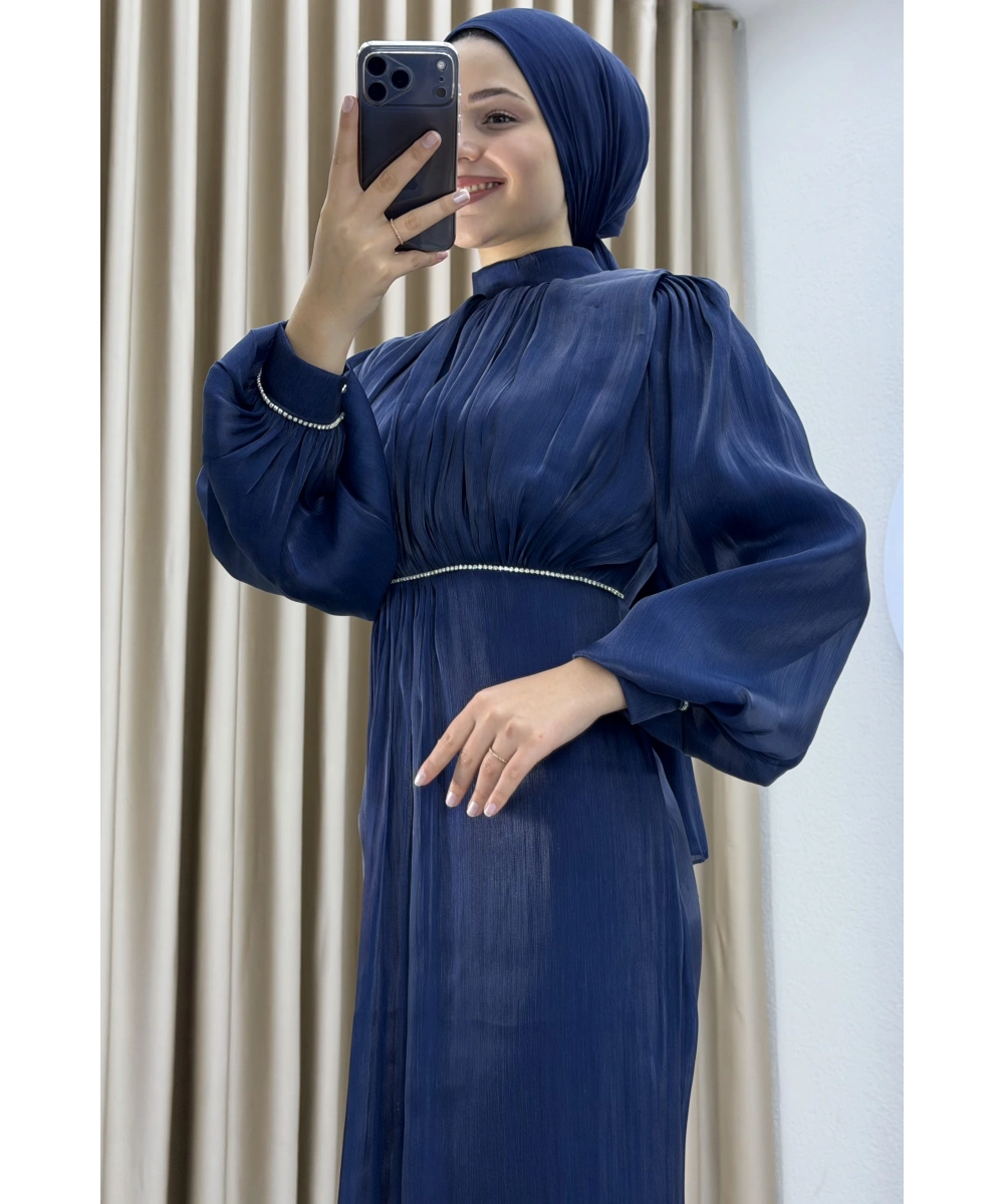 Yüksek Yaka, Bel Taş Detaylı, Uzun Kollu, Dökümlü Şifon Uzun Abiye Elbise