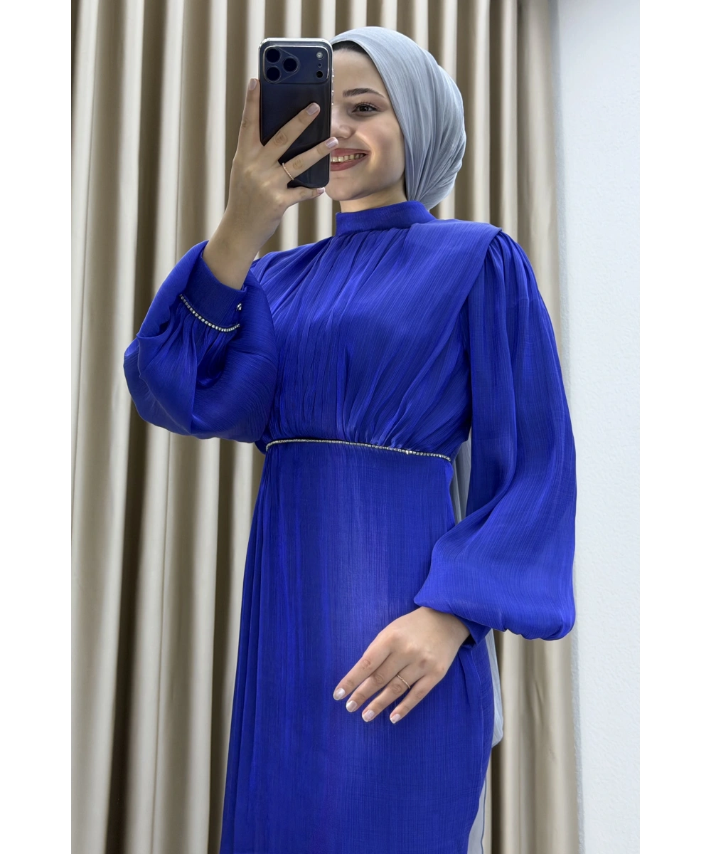 Yüksek Yaka, Bel Taş Detaylı, Uzun Kollu, Dökümlü Şifon Uzun Abiye Elbise