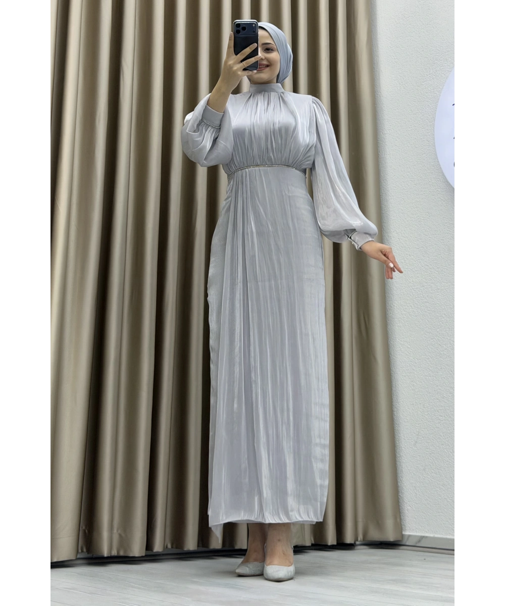 Yüksek Yaka, Bel Taş Detaylı, Uzun Kollu, Dökümlü Şifon Uzun Abiye Elbise