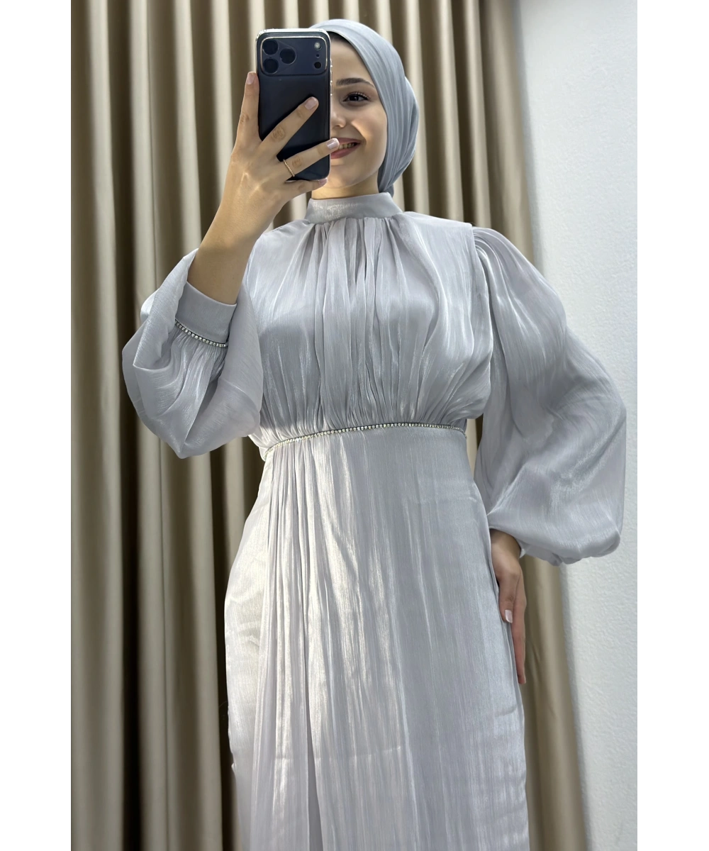 Yüksek Yaka, Bel Taş Detaylı, Uzun Kollu, Dökümlü Şifon Uzun Abiye Elbise