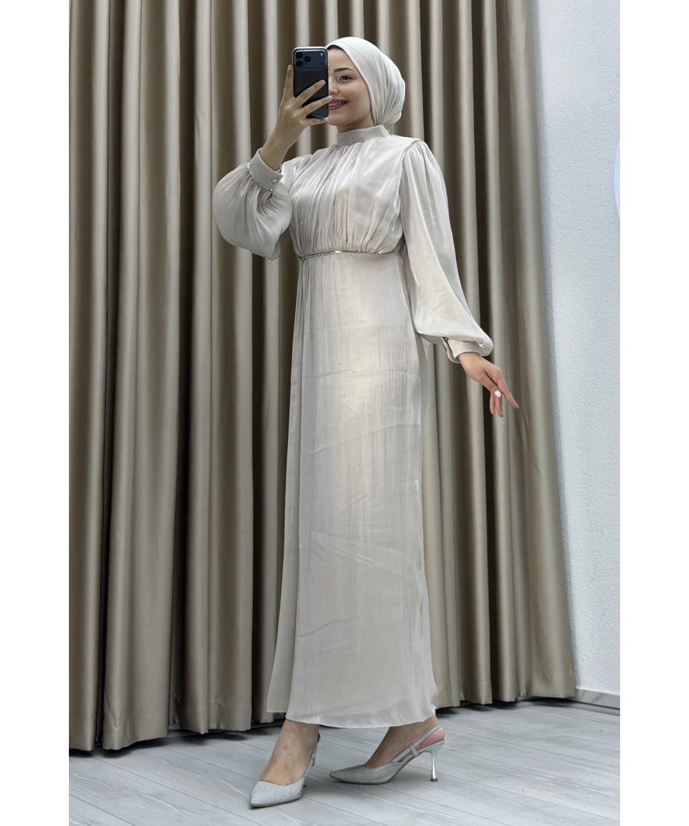 Yüksek Yaka, Bel Taş Detaylı, Uzun Kollu, Dökümlü Şifon Uzun Abiye Elbise