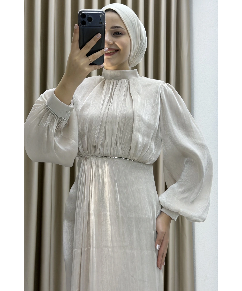 Yüksek Yaka, Bel Taş Detaylı, Uzun Kollu, Dökümlü Şifon Uzun Abiye Elbise