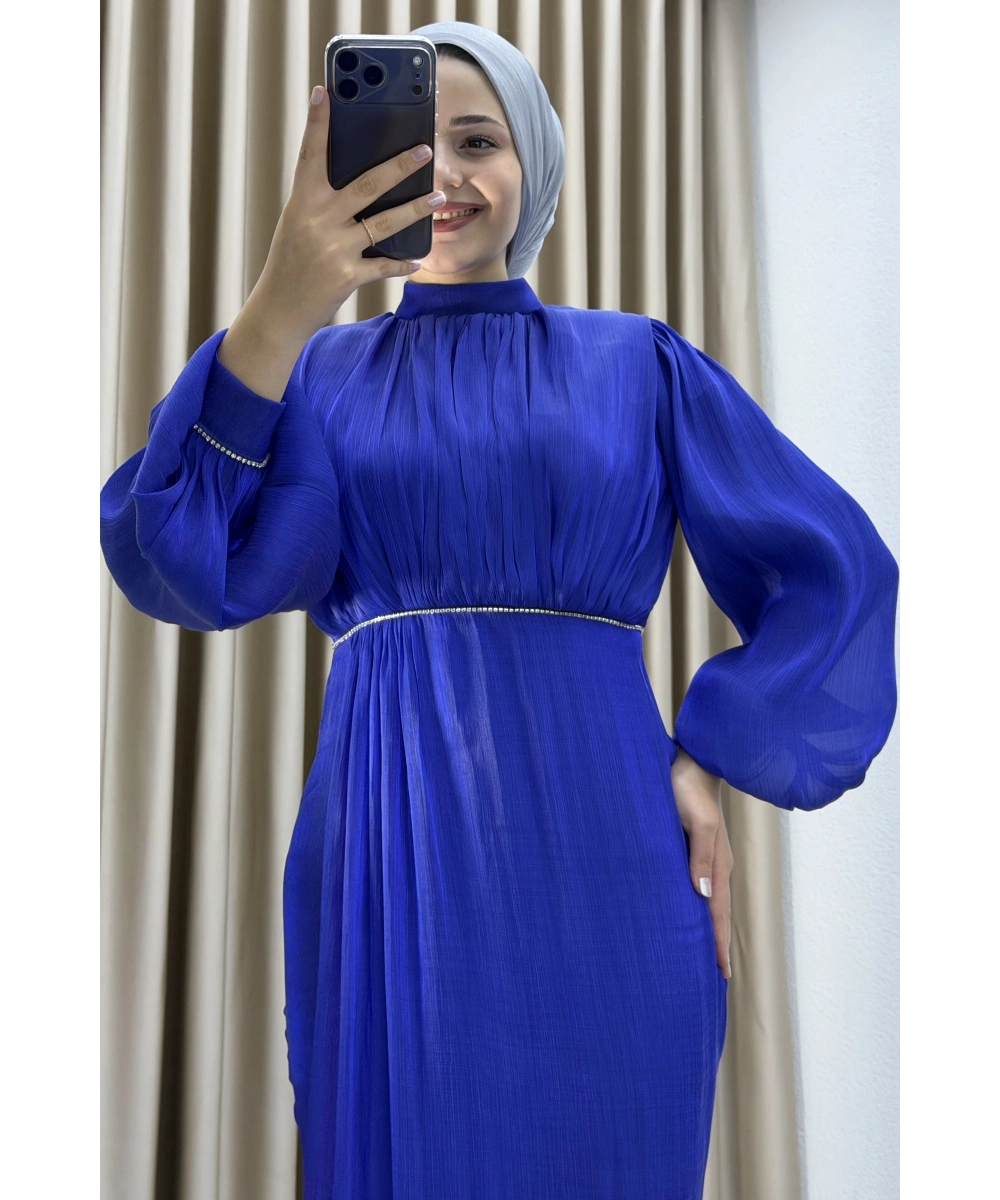 Yüksek Yaka, Bel Taş Detaylı, Uzun Kollu, Dökümlü Şifon Uzun Abiye Elbise