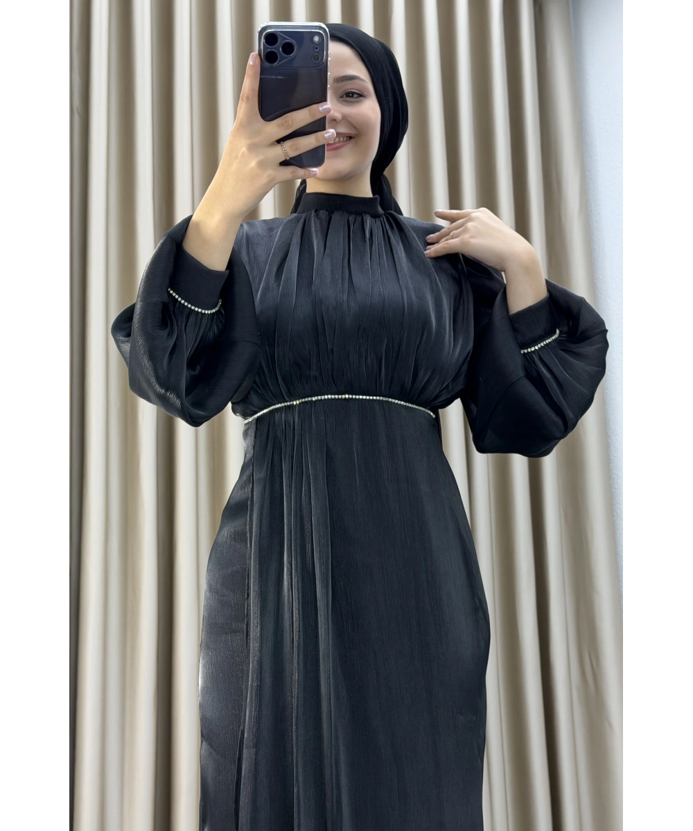 Yüksek Yaka, Bel Taş Detaylı, Uzun Kollu, Dökümlü Şifon Uzun Abiye Elbise