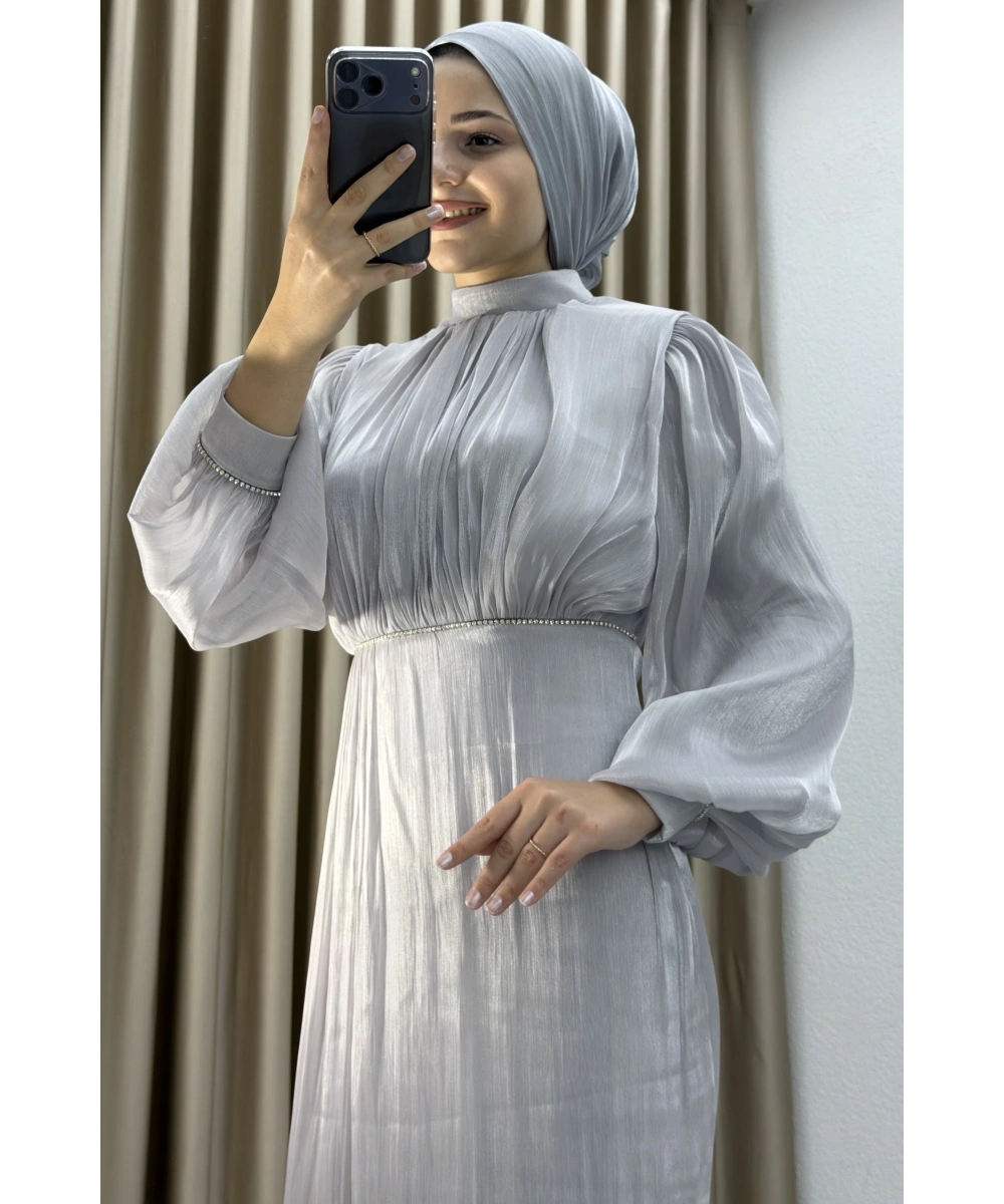 Yüksek Yaka, Bel Taş Detaylı, Uzun Kollu, Dökümlü Şifon Uzun Abiye Elbise