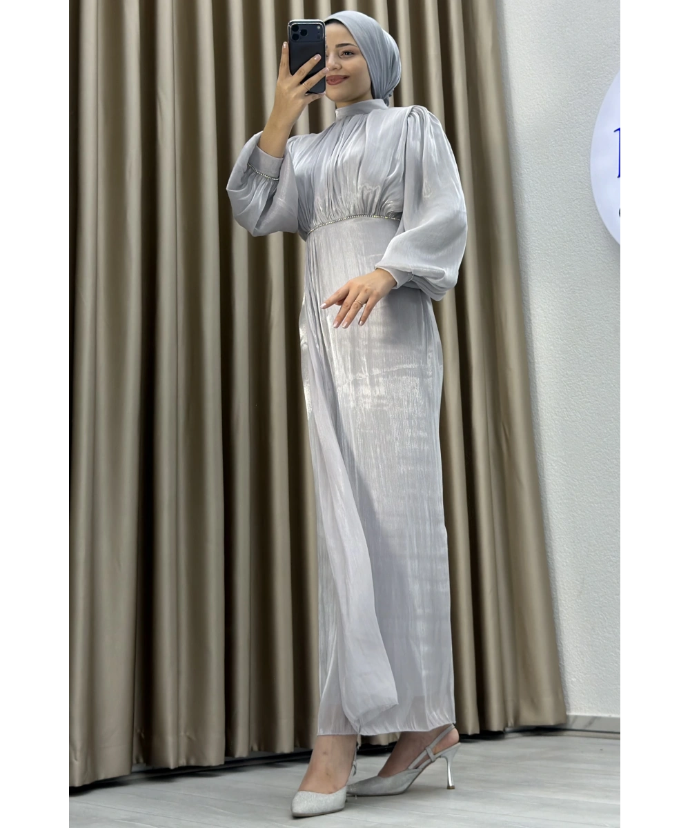 Yüksek Yaka, Bel Taş Detaylı, Uzun Kollu, Dökümlü Şifon Uzun Abiye Elbise