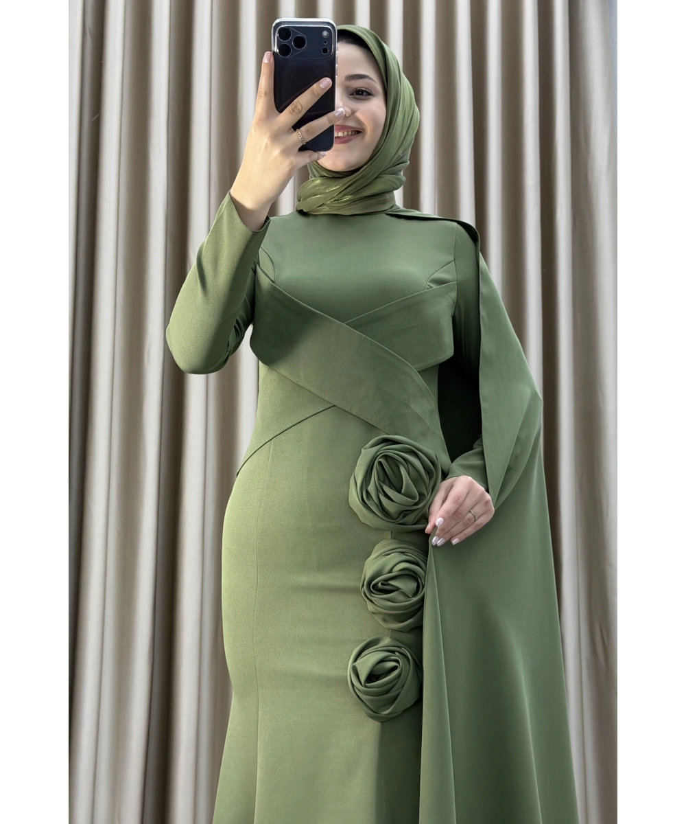 Zarif Drapeli Çiçek Detaylı Tesettür Abiye – Kuyruklu Modern Özel Gün Elbisesi