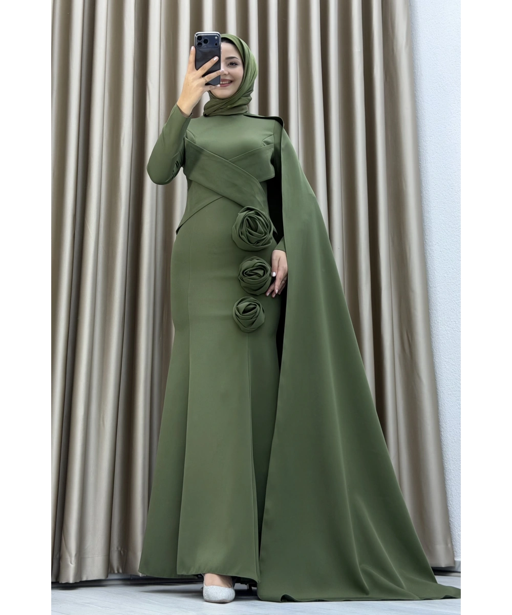 Zarif Drapeli Çiçek Detaylı Tesettür Abiye – Kuyruklu Modern Özel Gün Elbisesi