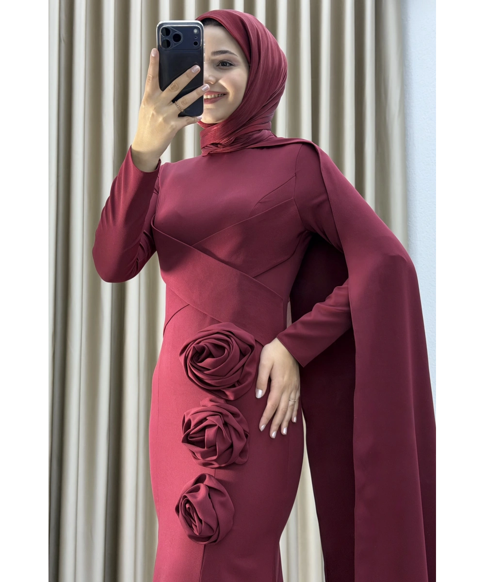 Zarif Drapeli Çiçek Detaylı Tesettür Abiye – Kuyruklu Modern Özel Gün Elbisesi