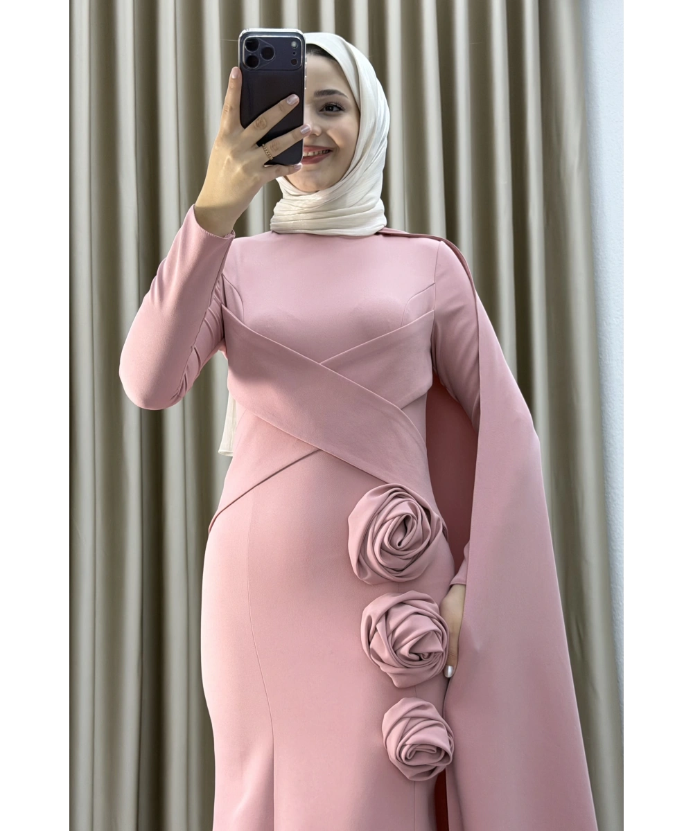 Zarif Drapeli Çiçek Detaylı Tesettür Abiye – Kuyruklu Modern Özel Gün Elbisesi