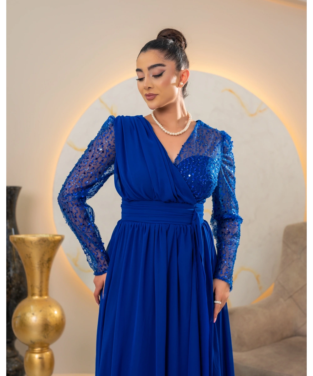 Zarif Sırt Dekolteli, Simli Detaylı ve Yırtmaçlı Uzun Elbise Abiye – Özel Davetler İçin Şık ve Modern Tasarım