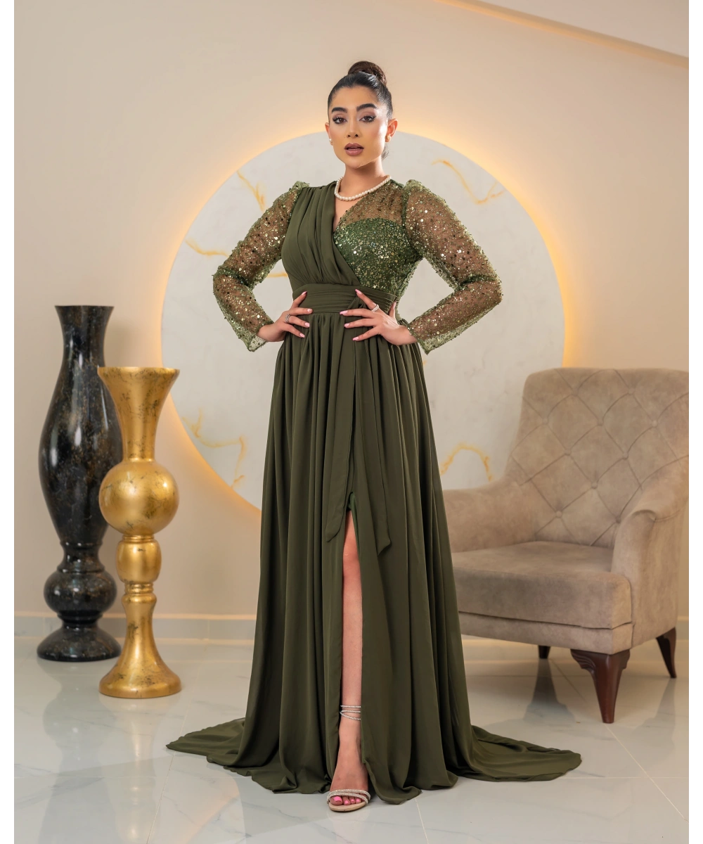 Zarif Sırt Dekolteli, Simli Detaylı ve Yırtmaçlı Uzun Elbise Abiye – Özel Davetler İçin Şık ve Modern Tasarım