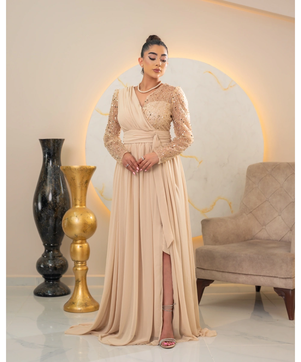 Zarif Sırt Dekolteli, Simli Detaylı ve Yırtmaçlı Uzun Elbise Abiye – Özel Davetler İçin Şık ve Modern Tasarım