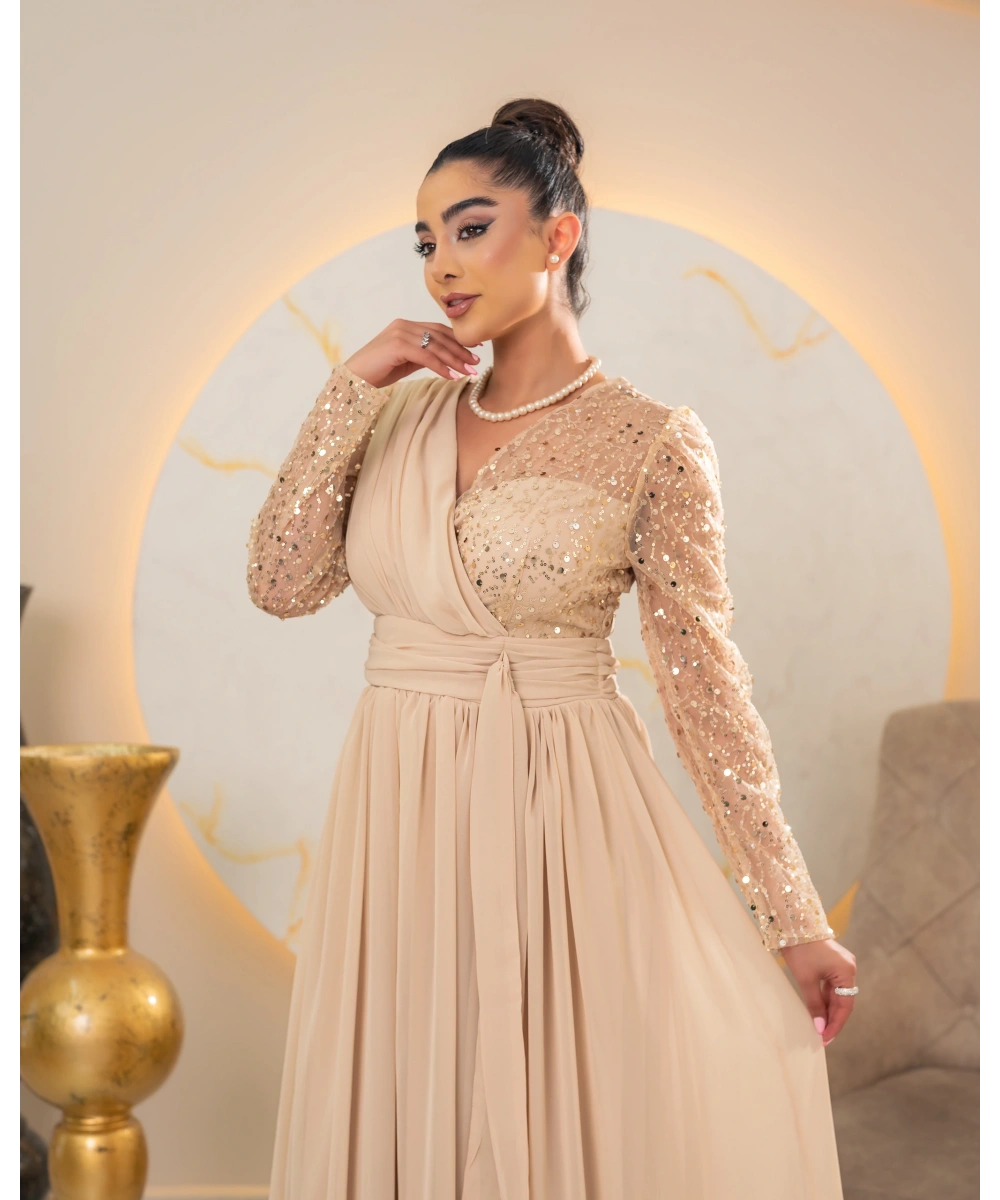 Zarif Sırt Dekolteli, Simli Detaylı ve Yırtmaçlı Uzun Elbise Abiye – Özel Davetler İçin Şık ve Modern Tasarım