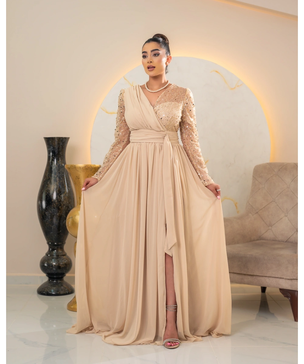 Zarif Sırt Dekolteli, Simli Detaylı ve Yırtmaçlı Uzun Elbise Abiye – Özel Davetler İçin Şık ve Modern Tasarım