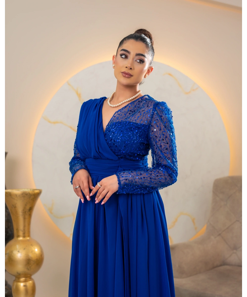 Zarif Sırt Dekolteli, Simli Detaylı ve Yırtmaçlı Uzun Elbise Abiye – Özel Davetler İçin Şık ve Modern Tasarım