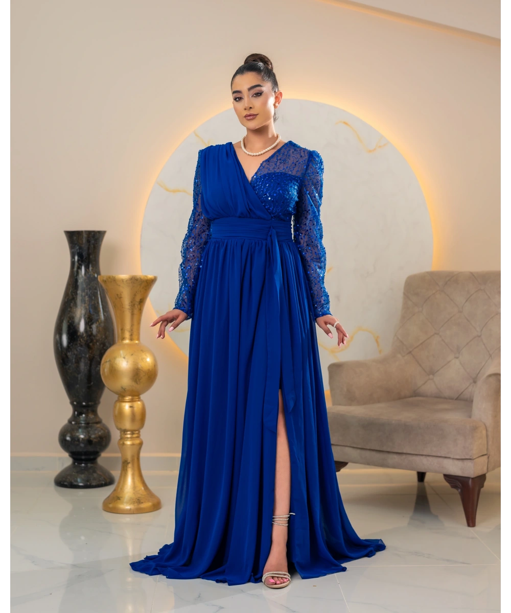 Zarif Sırt Dekolteli, Simli Detaylı ve Yırtmaçlı Uzun Elbise Abiye – Özel Davetler İçin Şık ve Modern Tasarım