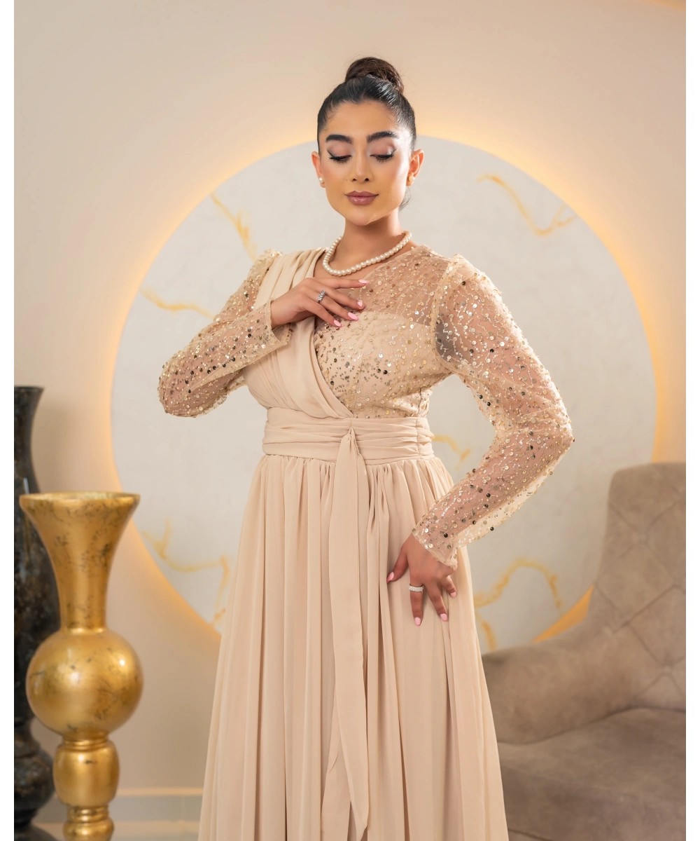 Zarif Sırt Dekolteli, Simli Detaylı ve Yırtmaçlı Uzun Elbise Abiye – Özel Davetler İçin Şık ve Modern Tasarım