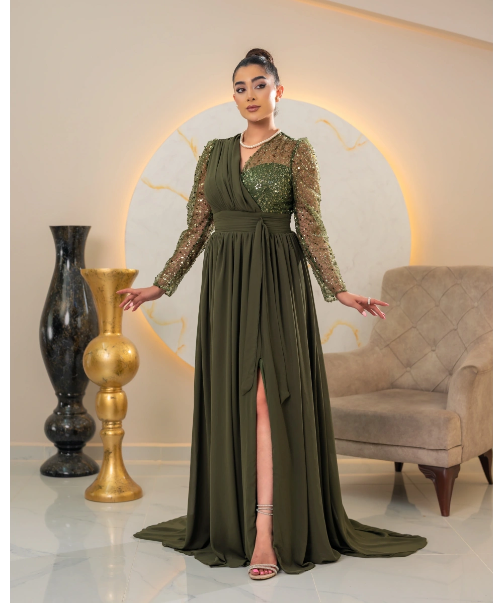 Zarif Sırt Dekolteli, Simli Detaylı ve Yırtmaçlı Uzun Elbise Abiye – Özel Davetler İçin Şık ve Modern Tasarım