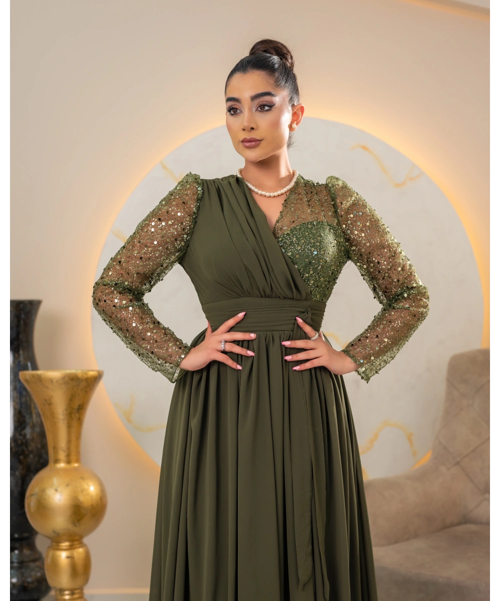 Zarif Sırt Dekolteli, Simli Detaylı ve Yırtmaçlı Uzun Elbise Abiye – Özel Davetler İçin Şık ve Modern Tasarım