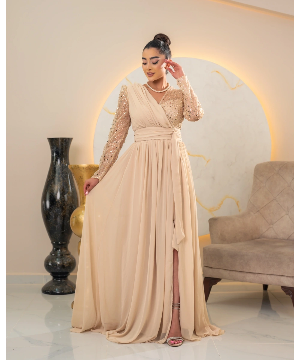 Zarif Sırt Dekolteli, Simli Detaylı ve Yırtmaçlı Uzun Elbise Abiye – Özel Davetler İçin Şık ve Modern Tasarım