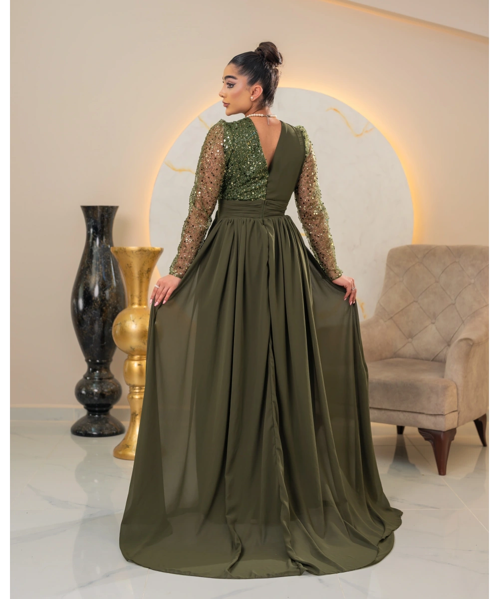 Zarif Sırt Dekolteli, Simli Detaylı ve Yırtmaçlı Uzun Elbise Abiye – Özel Davetler İçin Şık ve Modern Tasarım