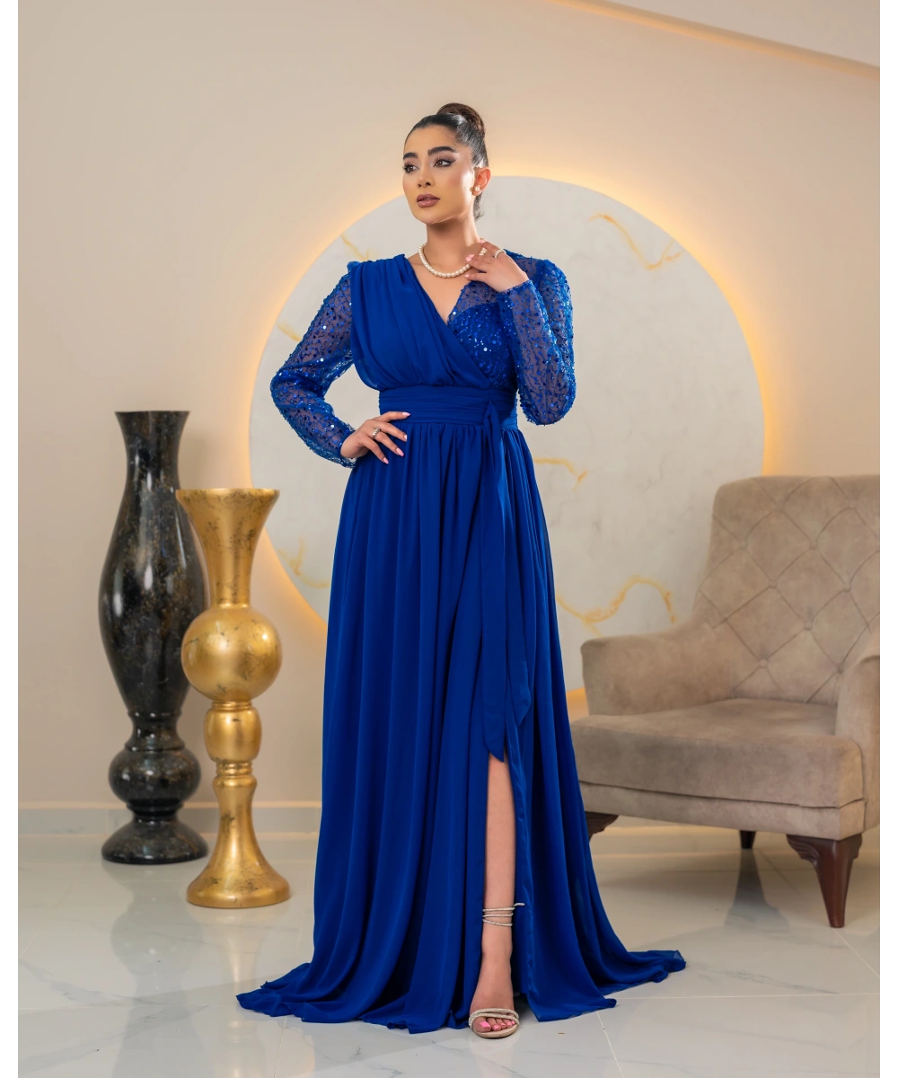 Zarif Sırt Dekolteli, Simli Detaylı ve Yırtmaçlı Uzun Elbise Abiye – Özel Davetler İçin Şık ve Modern Tasarım