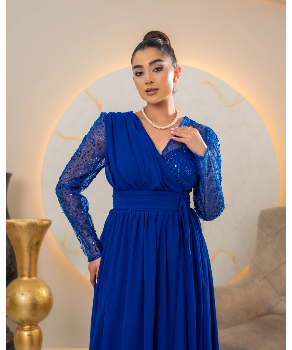 Zarif Sırt Dekolteli, Simli Detaylı ve Yırtmaçlı Uzun Elbise Abiye – Özel Davetler İçin Şık ve Modern Tasarım