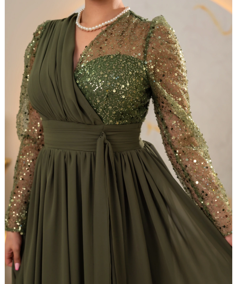 Zarif Sırt Dekolteli, Simli Detaylı ve Yırtmaçlı Uzun Elbise Abiye – Özel Davetler İçin Şık ve Modern Tasarım