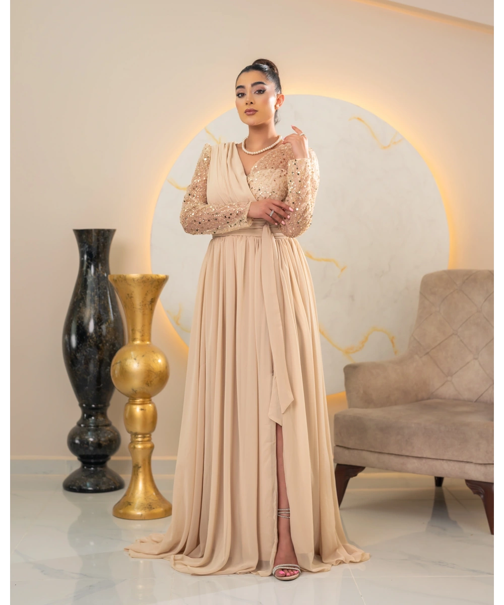 Zarif Sırt Dekolteli, Simli Detaylı ve Yırtmaçlı Uzun Elbise Abiye – Özel Davetler İçin Şık ve Modern Tasarım