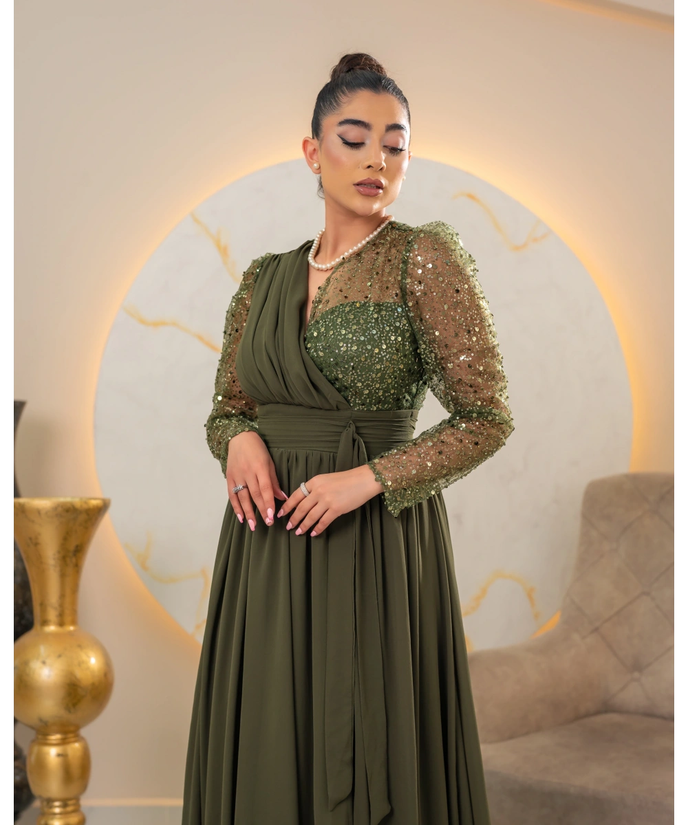 Zarif Sırt Dekolteli, Simli Detaylı ve Yırtmaçlı Uzun Elbise Abiye – Özel Davetler İçin Şık ve Modern Tasarım