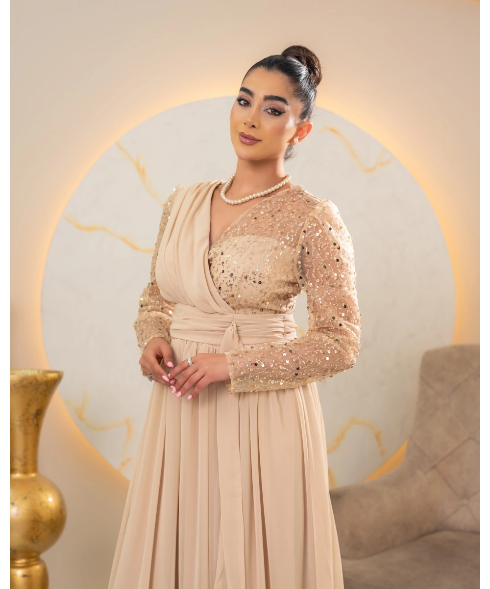 Zarif Sırt Dekolteli, Simli Detaylı ve Yırtmaçlı Uzun Elbise Abiye – Özel Davetler İçin Şık ve Modern Tasarım