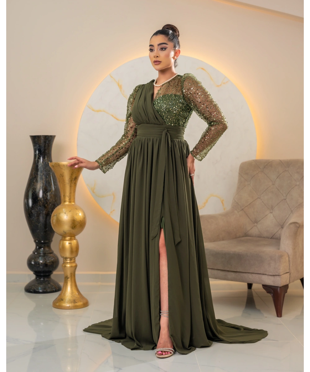 Zarif Sırt Dekolteli, Simli Detaylı ve Yırtmaçlı Uzun Elbise Abiye – Özel Davetler İçin Şık ve Modern Tasarım