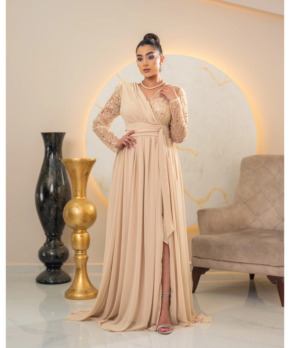 Zarif Sırt Dekolteli, Simli Detaylı ve Yırtmaçlı Uzun Elbise Abiye – Özel Davetler İçin Şık ve Modern Tasarım