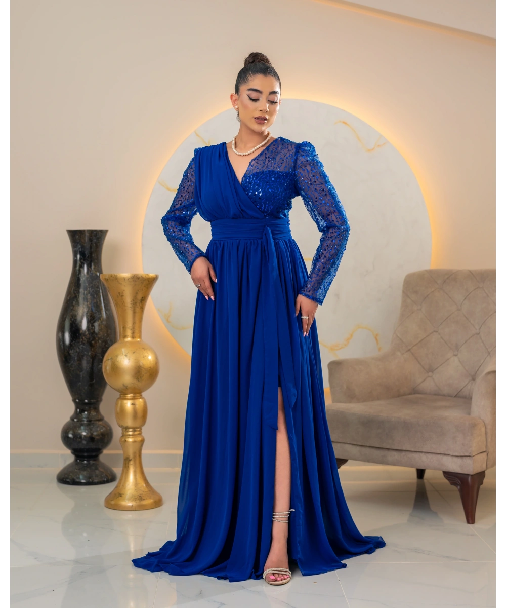 Zarif Sırt Dekolteli, Simli Detaylı ve Yırtmaçlı Uzun Elbise Abiye – Özel Davetler İçin Şık ve Modern Tasarım