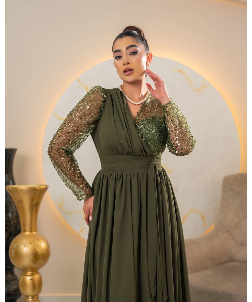 Zarif Sırt Dekolteli, Simli Detaylı ve Yırtmaçlı Uzun Elbise Abiye – Özel Davetler İçin Şık ve Modern Tasarım