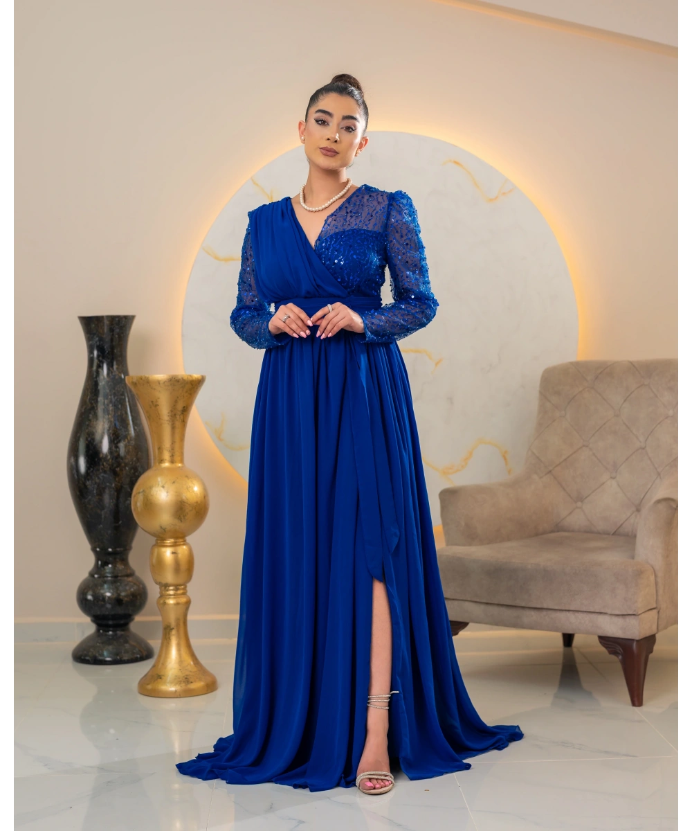 Zarif Sırt Dekolteli, Simli Detaylı ve Yırtmaçlı Uzun Elbise Abiye – Özel Davetler İçin Şık ve Modern Tasarım