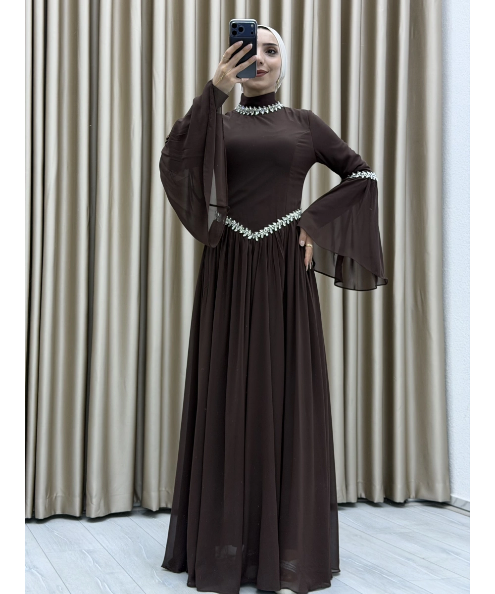 Zarif Taş İşlemeli, Şifon Detaylı, Bel Vurgulu, Volan Kollu, Özel Gün ve Davetlere Uygun Tesettür Abiye Elbise