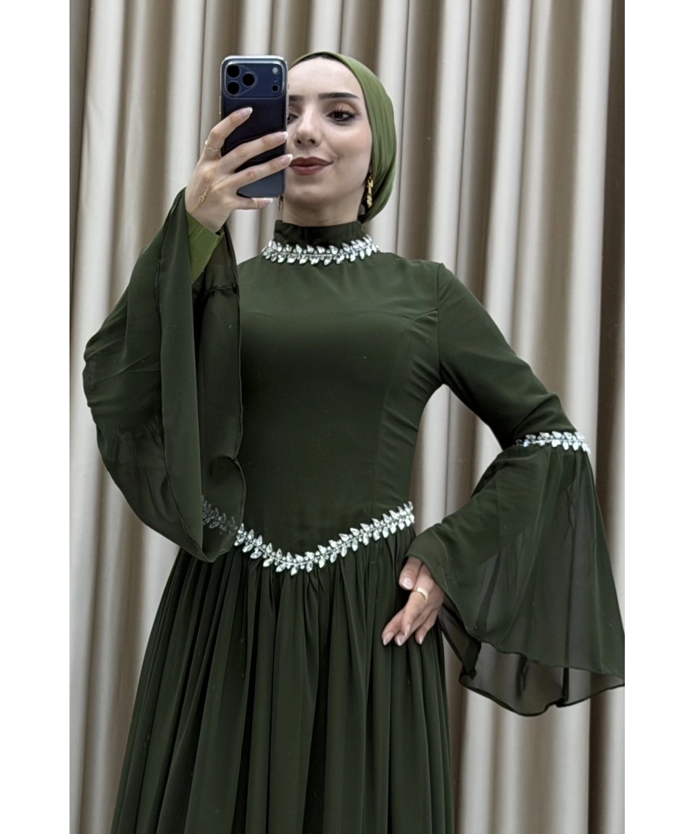 Zarif Taş İşlemeli, Şifon Detaylı, Bel Vurgulu, Volan Kollu, Özel Gün ve Davetlere Uygun Tesettür Abiye Elbise