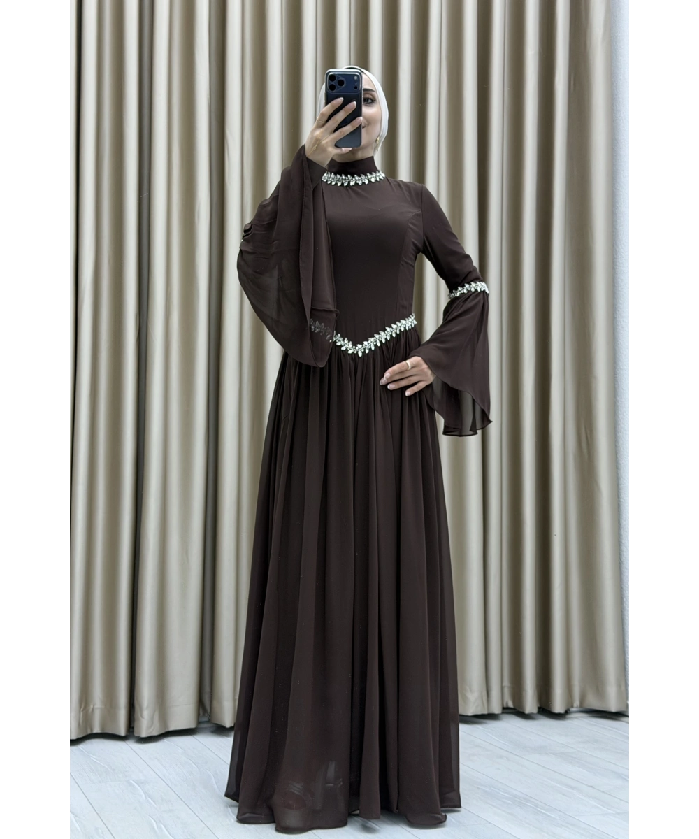 Zarif Taş İşlemeli, Şifon Detaylı, Bel Vurgulu, Volan Kollu, Özel Gün ve Davetlere Uygun Tesettür Abiye Elbise