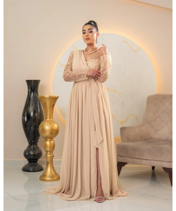 Zarif Sırt Dekolteli, Simli Detaylı ve Yırtmaçlı Uzun Elbise Abiye – Özel Davetler İçin Şık ve Modern Tasarım